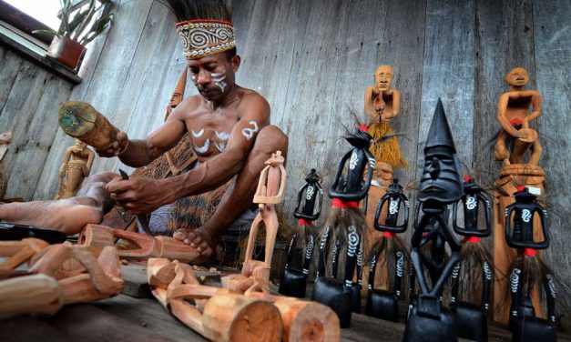 Suku Papua Dan Tradisi Leluhur Tetap Bertahan Saat Modernisasi